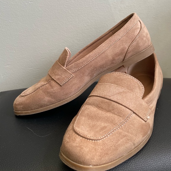 Flats - Picture 1 of 5